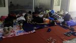 Ketika Pengungsi Banjir Tertidur Lelap