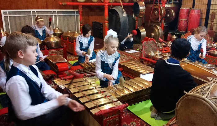 Siswa-siswi Sekolah Dasar Musik Star City, Moscow region berlatih gamelan di KBRI Moskow. (Dok. KBRI Moskow)