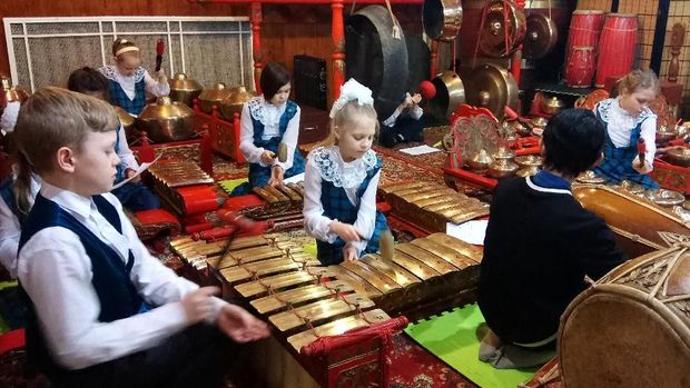 Siswa-siswi SD Musik Star City, Moskow berlatih gamelan di KBRI Moskow 
