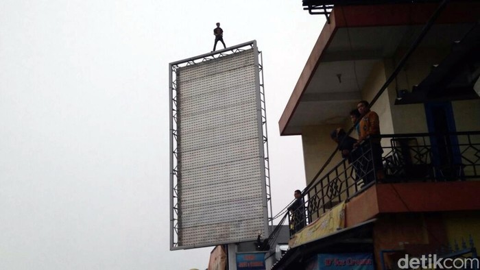 Putus Cinta Penyebab Pria Sukabumi Nekat Panjat Billboard