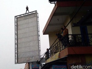 Putus Cinta Penyebab Pria Sukabumi Nekat Panjat Billboard