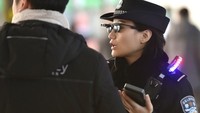 Aplikasi dalam kacamata canggih ini juga mampu menampilkan informasi penting soal tersangka, termasuk nama, etnis, jenis kelamin dan alamat. Teknologi canggih dalam kacamata ini juga bisa memberitahu para polisi soal terduga pelaku kejahatan yang melarikan diri. Foto: AFP PHOTO