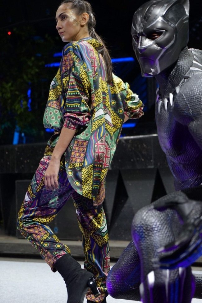 Sementara itu, Shop at Velvet bermain dengan pola-pola geometris khas Afrika pada koleksinya yang bergaya edgy dan feminin. (Foto: Dok. Disney Indonesia)