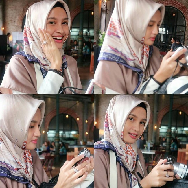 Gaya hijab Yulistra Ivo punya ciri khas tersendiri, yaitu hijab segiempat yang diikat di bagian depan. Ia pun kerap terlihat memakai scarf motif berbahan satin. Foto: Instagram/Yulistraivo