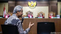 Ganjar Pranowo mengaku pernah dikonfrontasi dengan Miryam S Haryani dalam pemeriksaan di KPK. Ganjar menyebut saat itu Miryam mengatakan dirinya tidak menerima aliran uang proyek e-KTP.