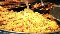 Sentra kuliner di Paris juga tak luput dari jejak kaki keduanya. Mereka menyambangi area food market dekat Menara Eiffel, Paris. Ada makanan-makanan enak katanya. Foto: Instagram