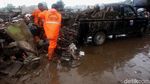 Semangat Petugas yang Tak Kenal Lelah Bersihkan Sampah Banjir