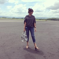 Berpose di bandara sebelum naik pesawat, Raisa bergaya casual dengan ripped jeans dari Topship seharga US$ 70. Dia juga terlihat menenteng tas Balenciaga classic city yang harganya mulai dari US$ 2.000 atau sekitar Rp 27 jutaan. Foto: Dok. Instagram Raisa