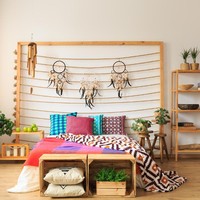 Karakter yang berapi-api dan penuh semangat adalah milik Aries. Jadi warna-warna terang dan solid cocok untuk desain interior rumah kamu. Hindari warna-warna muted yang cenderung pucat dan greyish agar kamu selalu termotivasi. Foto: Thinkstock