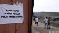 Tulisan tersebut sengaja dibuat warga sebagai bentuk penolakan.