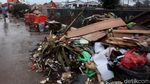 Semangat Petugas yang Tak Kenal Lelah Bersihkan Sampah Banjir