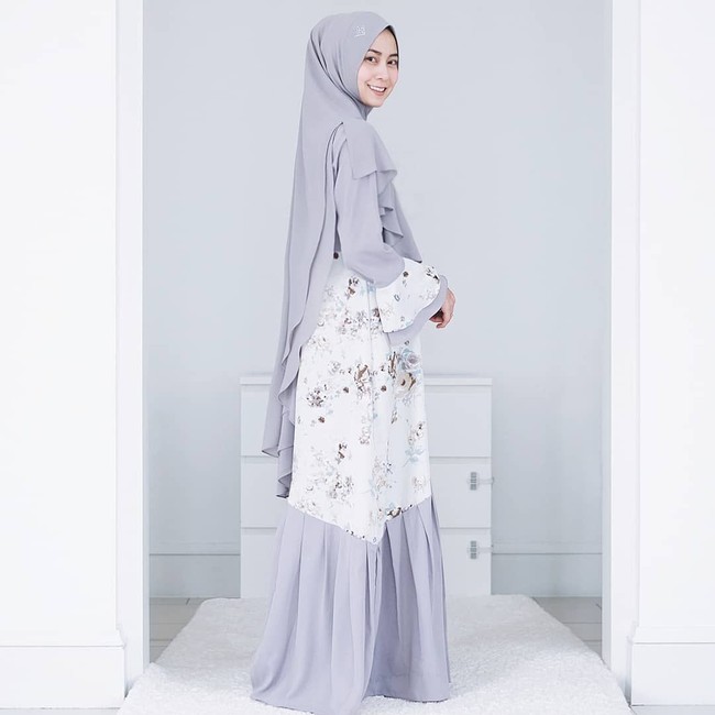 Pilih desain yang playful seperti gabungan kain motif dan polos. Penampilan Nadiah ini bisa jadi inspirasimu untuk tampil lebih segar.  Foto: Instagram