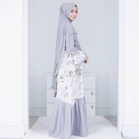 Pilih desain yang playful seperti gabungan kain motif dan polos. Penampilan Nadiah ini bisa jadi inspirasimu untuk tampil lebih segar.  Foto: Instagram