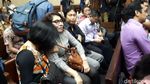 Foto: Tangisan Istri Fredrich Dampingi Suami di Sidang Perdana