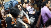 Sisca tampak memalingkan wajahnya.