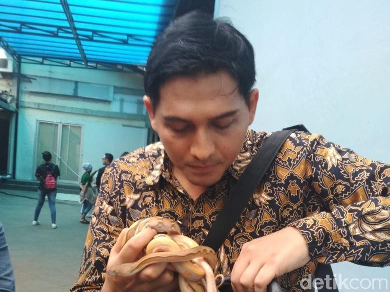 Takut Telat, Lucky Hakim Naik Ojek dan Bawa Ular dengan Tas Selempang Takut Telat, Lucky Hakim Naik Ojek dan Bawa Ular dengan Tas Selempang