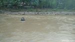 Potret Miris Anak-anak Bantul Seberangi Sungai Pakai Ban ke Sekolah