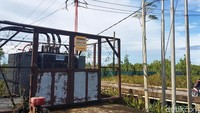 Untuk transportasi BBM dan pengangkatan tiang-tiang listrik, PLN mengalami masalah karena di Asamat itu tidak tersedia angkutan mobil, sehingga harus dipikul manusia dan ini membutuhkan biaya besar.
