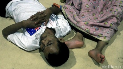 Ketika Pengungsi Banjir Tertidur Lelap