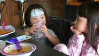 Walau lagi sakit, Kala dan Sybil terlihat sedang makan bareng. Sybil makan spaghetti dan Kala makan mie goreng. Katanya itu bukan mie instan alias bibuat sendiri. Foto: Istimewa