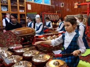 Saat Anak-anak Rusia Belajar Mainkan Gamelan