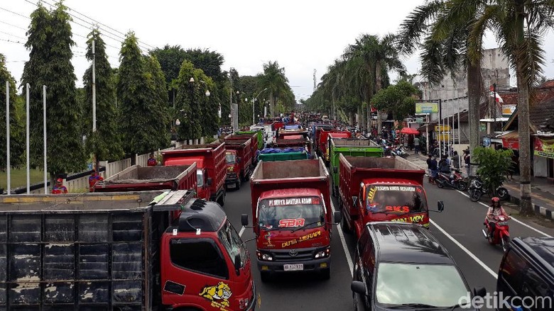 Ada Demo Sopir Truk, Arus Lalin di Jalan Yogya-Magelang Dialihkan Ada Demo Sopir Truk, Arus Lalin di Jalan Yogya-Magelang Dialihkan