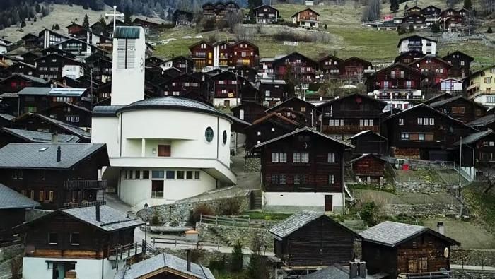 Bosan dengan lingkungan tempat tinggal anda sekarang ini? Pindah rumah saja ke desa di Swiss ini, langsung dibayar US$ 70.000 (Rp 950 juta) lho.
