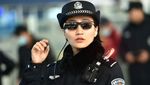Foto: Gaya Polisi China Berkacamata Canggih Pendeteksi Penjahat