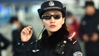 Sejauh ini kacamata canggih tersebut telah membantu polisi menangkap tujuh tersangka kriminal, mulai dari tersangka kasus perdagangan manusia hingga tersangka kasus tabrak lari. Sekitar 26 orang lainnya ditangkap karena menggunakan kartu identitas palsu. Foto: AFP PHOTO