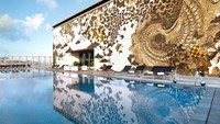 Lain ladang, lain belalang, Hong Kong punya kolam renang rooftop yang sangat cantik, W Hong Kong. Kolam ini sendiri berada di lantai 70. Waw! (dok Tripadvisor)