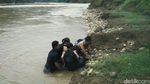 Potret Miris Anak-anak Bantul Seberangi Sungai Pakai Ban ke Sekolah