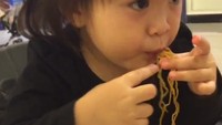 Makanannya LAHAP bangett, tulis akun Instagram @zaskiadyamecca. Ternyata Kala doyan makan mie, ya. Foto: Istimewa