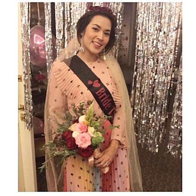 Saat mendapatkan kejutan bridal shower dari teman-temannya, Raisa tampil cantik memakai dress pink dengan detail pleats dari brand and other stories. Dress tersebut harganya Rp 1,5 jutaan. Foto: Dok. Instagram Raisa