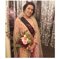 Saat mendapatkan kejutan bridal shower dari teman-temannya, Raisa tampil cantik memakai dress pink dengan detail pleats dari brand and other stories. Dress tersebut harganya Rp 1,5 jutaan. Foto: Dok. Instagram Raisa