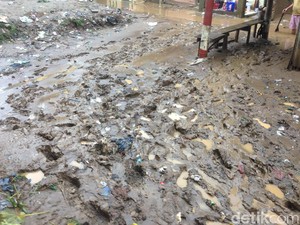 Banjir Surut, Kampung Arus Cawang Kini Dipenuhi Lumpur dan Sampah