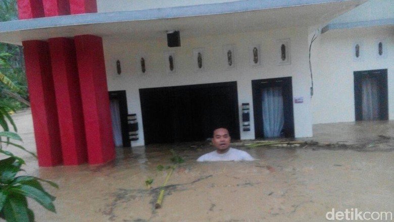 Longsor dan Banjir Hingga 2 Meter Terjadi di Jepara Longsor dan Banjir Hingga 2 Meter Terjadi di Jepara