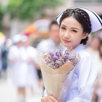 Namkhing Kanyapak merupakan perawat yang bekerja di sebuah rumah sakit di Bangkok, Thailand. Namanya mencuri perhatian karena wajah cantik dan menawan yang membuat banyak pria penasaran. Ia pun dijuluki sebagai perawat tercantik di Negeri Gajah Putih itu. Foto: Instagram