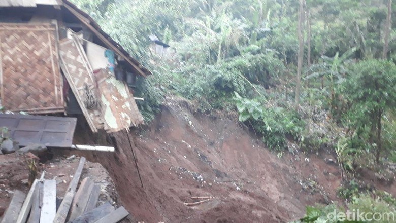 Longsor di Brebes Rusak 5 Rumah dan Putuskan Akses Jalan Longsor di Brebes Rusak 5 Rumah dan Putuskan Akses Jalan
