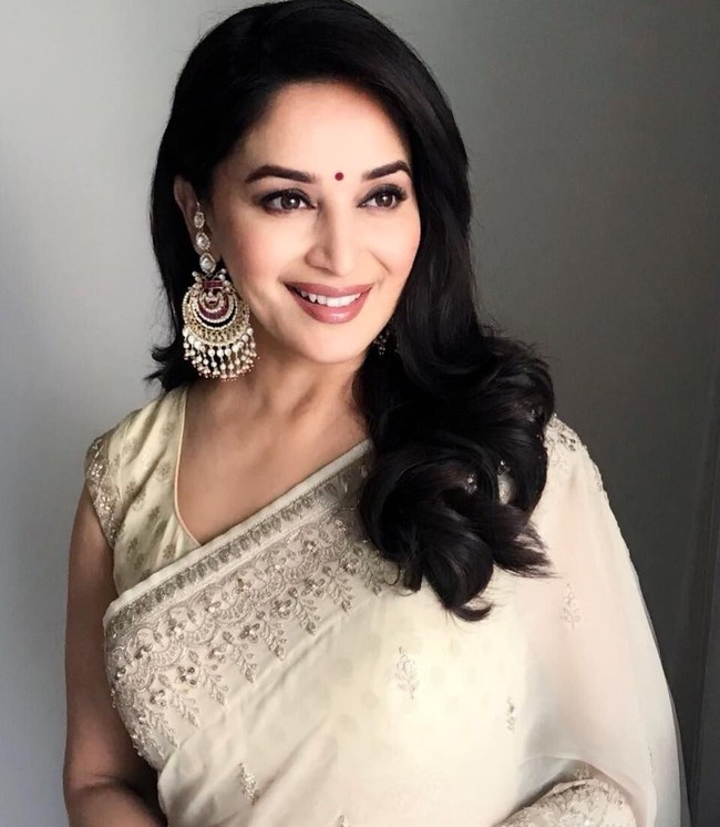 Pemain Dil To Pagal Hai, Madhuri Dixit sebenarnya telah memasuki usia 50 tahun. Tapi, ia masih terlihat awet muda. Madhuri percaya bahwa mengikuti gaya hidup sehat, tidur cukup, dan olahraga membuatnya terlihat tampak muda. Foto: Instagram