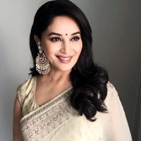 Pemain Dil To Pagal Hai, Madhuri Dixit sebenarnya telah memasuki usia 50 tahun. Tapi, ia masih terlihat awet muda. Madhuri percaya bahwa mengikuti gaya hidup sehat, tidur cukup, dan olahraga membuatnya terlihat tampak muda. Foto: Instagram