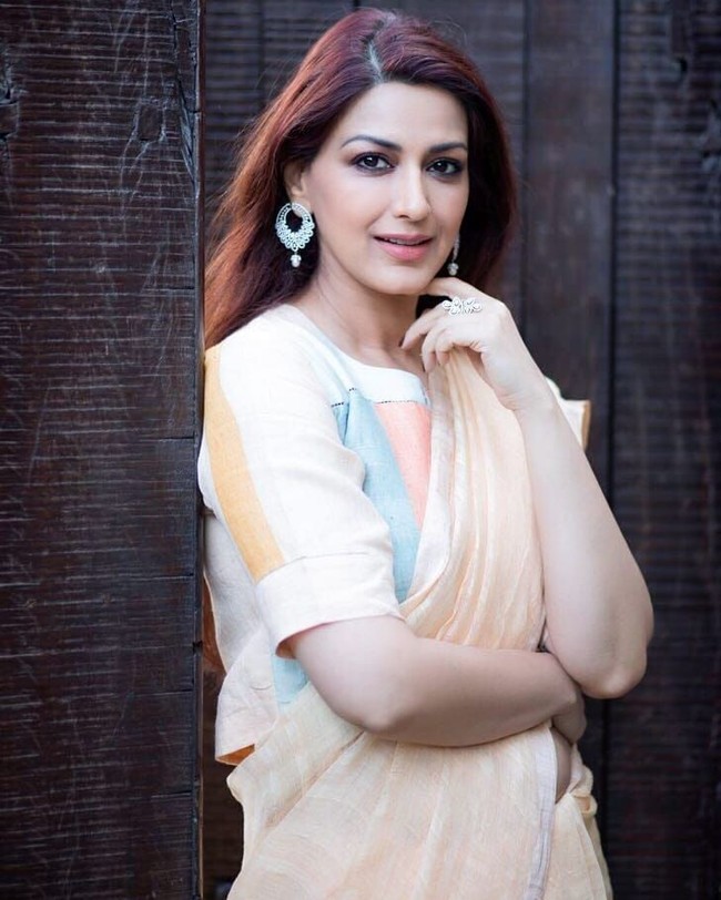 Model dan aktris berusia 43 tahun, Sonali Bendre juga tetap tampil memukau. Sonali terus mencermati apa pun yang dia makan. Ia menjauhi makanan berminyak dan digoreng, pizza, serta burger. Foto: Instagram