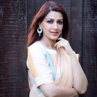Model dan aktris berusia 43 tahun, Sonali Bendre juga tetap tampil memukau. Sonali terus mencermati apa pun yang dia makan. Ia menjauhi makanan berminyak dan digoreng, pizza, serta burger. Foto: Instagram