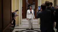 Berbicara kepada wartawan usai pidato, Pelosi menyinggung soal rekor baru yang dicetaknya. Saya baru saja mendapat kabar bahwa para ahli sejarah DPR mengkonfirmasi bahwa saya telah mencatat rekor untuk pidato terus-menerus paling lama di DPR sejak setidaknya tahun 1909, tuturnya. Foto: Alex Wong/Getty Images/AFP