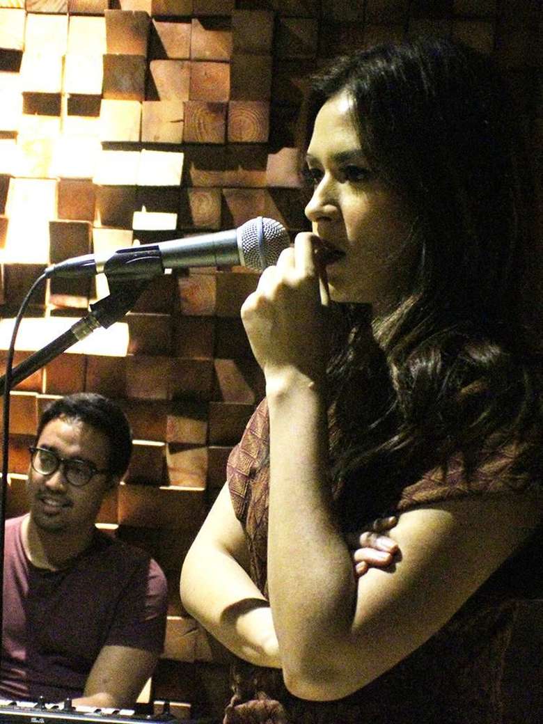 Begini Seriusnya Raisa Latihan di Studio Musik Begini Seriusnya Raisa Latihan di Studio Musik