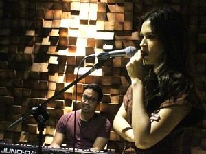 Begini Seriusnya Raisa Latihan di Studio Musik