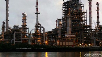 Tanah jarang juga berguna sebagai katalis di tempat kilang minyak. Foto: Selfie Miftahul Jannah