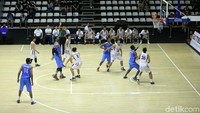 Tim basket putra Thailand bertanding melawan India.