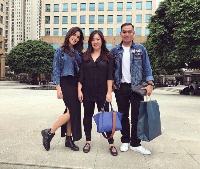 Bergaya casual bersama makeup artist favoritnya, Marlene Hariman, Raisa terlihat memakai chunky heel ankle boots dari brand Balenciaga yang harganya di situs resmi merek asal Spanyol itu, US$ 1.255 atau sekitar Rp 17 jutaan. Foto: Dok. Instagram Raisa