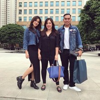 Bergaya casual bersama makeup artist favoritnya, Marlene Hariman, Raisa terlihat memakai chunky heel ankle boots dari brand Balenciaga yang harganya di situs resmi merek asal Spanyol itu, US$ 1.255 atau sekitar Rp 17 jutaan. Foto: Dok. Instagram Raisa