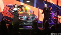 Pengunjung dihibur dengan musik.